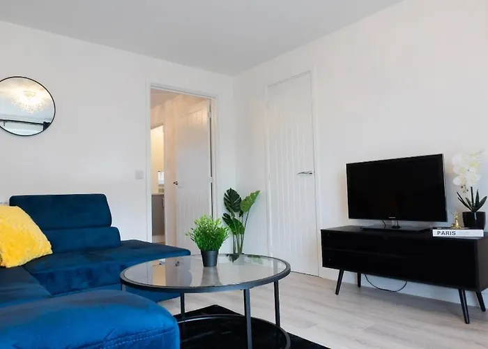 Stylish House With Private Parking