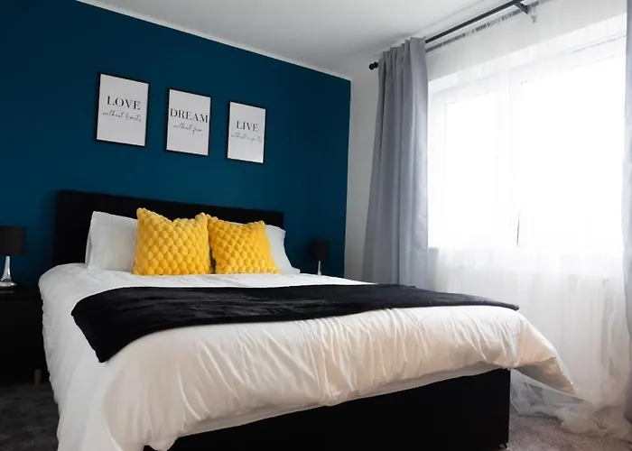 Stylish House With Private Parking